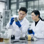 展示工程团队在实验室中进行耐油树脂胶配方筛选与基础性能评估的工业场景。